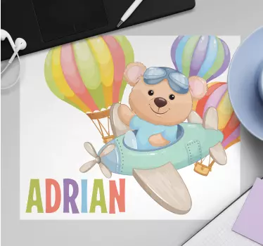 Slatki medvjed u avionu s balonima prilagođenim otiračima za miš - TenStickers