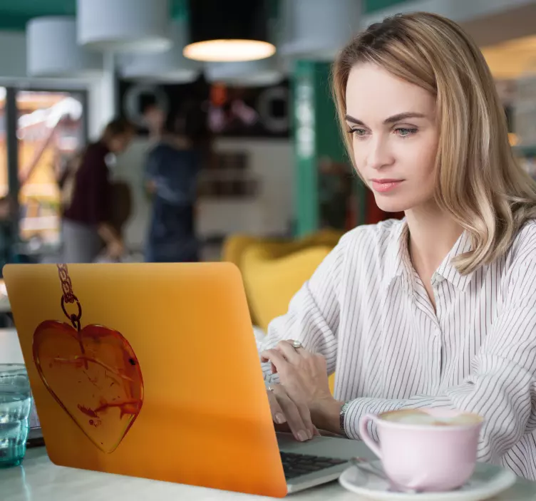 Naljepnica za laptop ogrlica s privjeskom srca - TenStickers