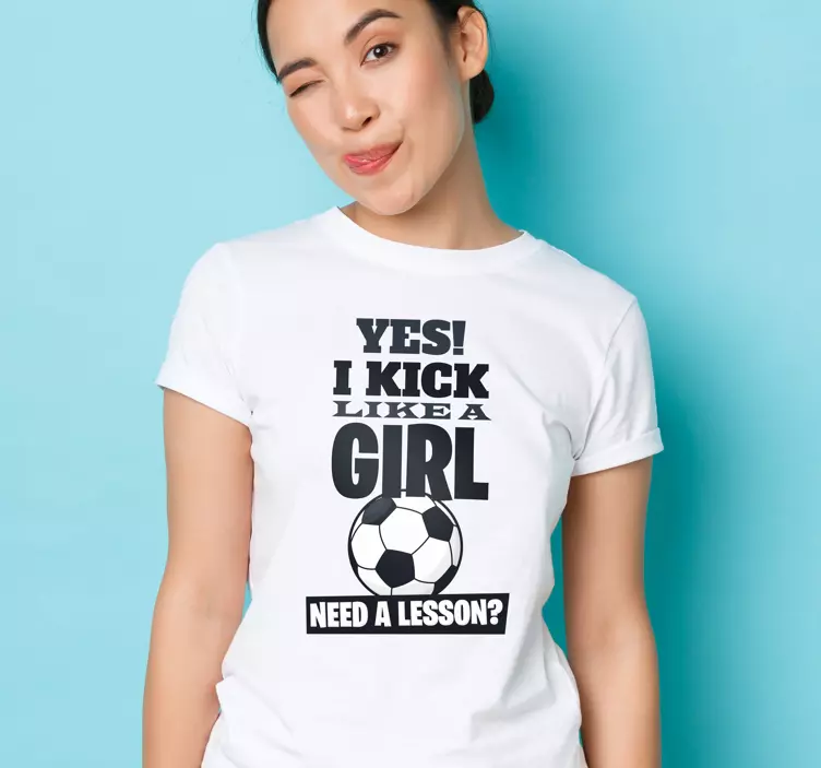 Kick like a girl print na majici s tekstom - TenStickers