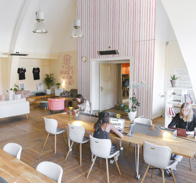 Pozadina ružičaste akvarelne okomite pruge - TenStickers